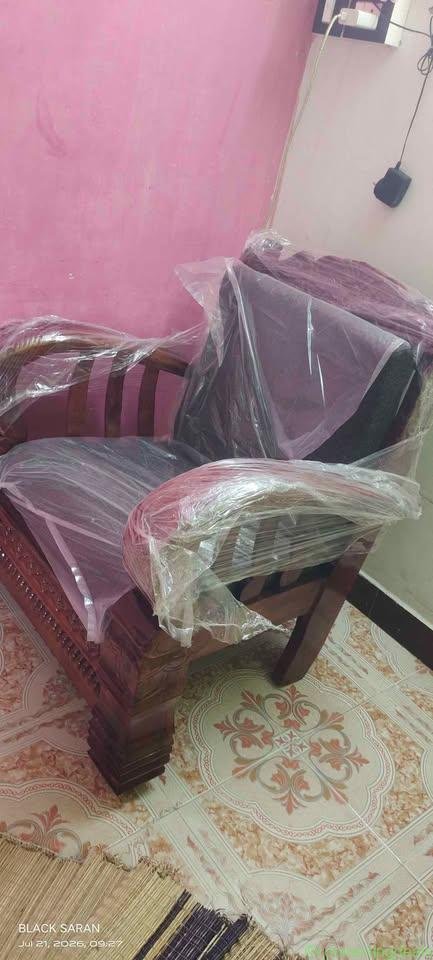 உங்கள் வீட்டின் அழகை உயர்த்தும் Royal Wooden Sofa