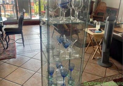 Free ad: Glass cabinet in Chicago. Glass cabinet in Chicago