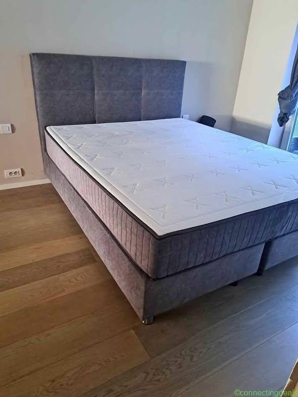 Gloednieuw bed met matras