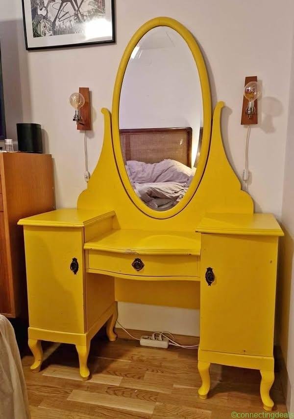 Gult sminkbord