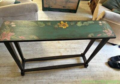 Free ad: Hallway table in Vancouver. Hallway table in Vancouver