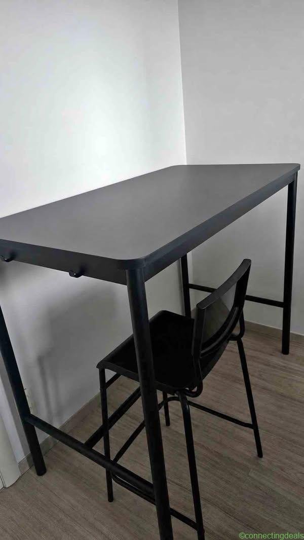 Hoge tafel + stoel (bureau of keuken)