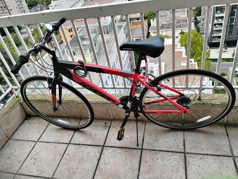 Hyper SpinFit 700C Bicycle + Helmet, Bell and Lock