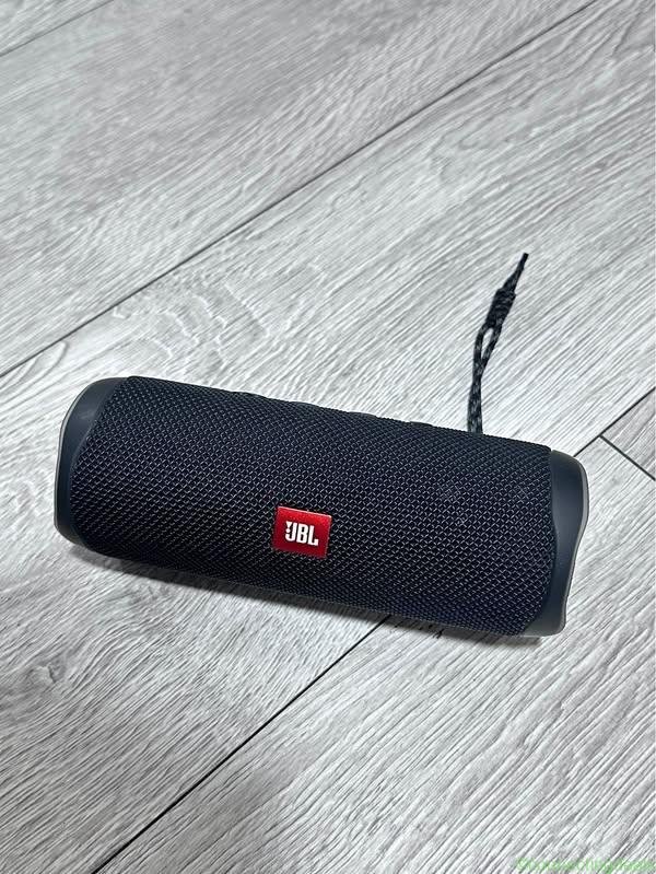JBL FLIP5 waterproof speaker