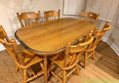 Free ad: Kitchen/Dining Table w Chairs in Chicago. Kitchen/Dining Table w Chairs in Chicago