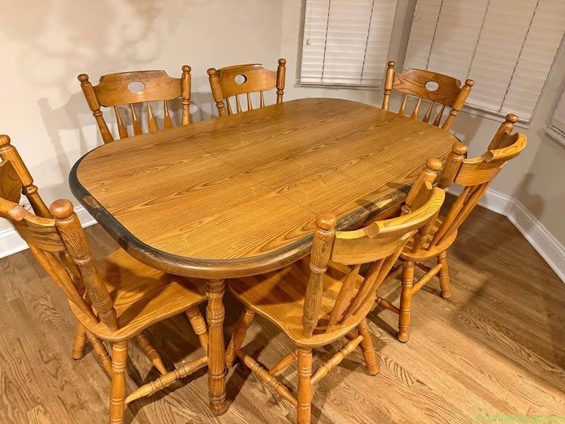 Kitchen/Dining Table w Chairs