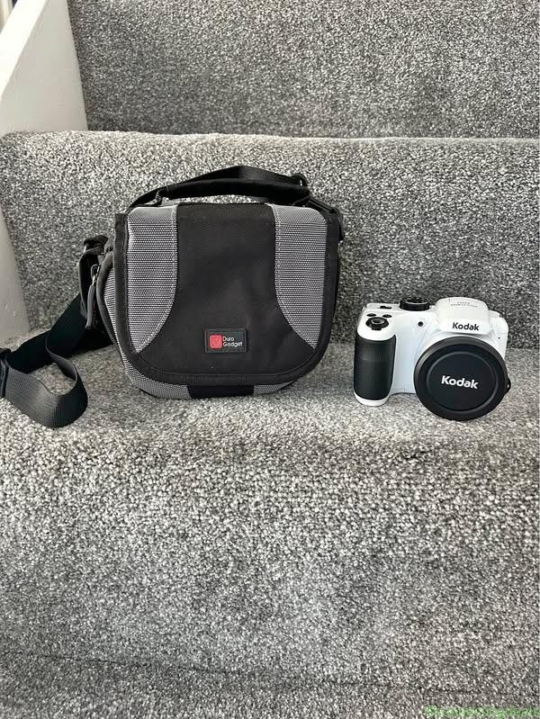 Kodak PixPro AZ252 digital camera with carry case