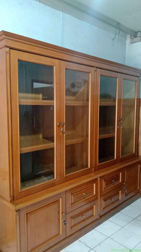 lemari kaca pajangan atau lemari buat buku