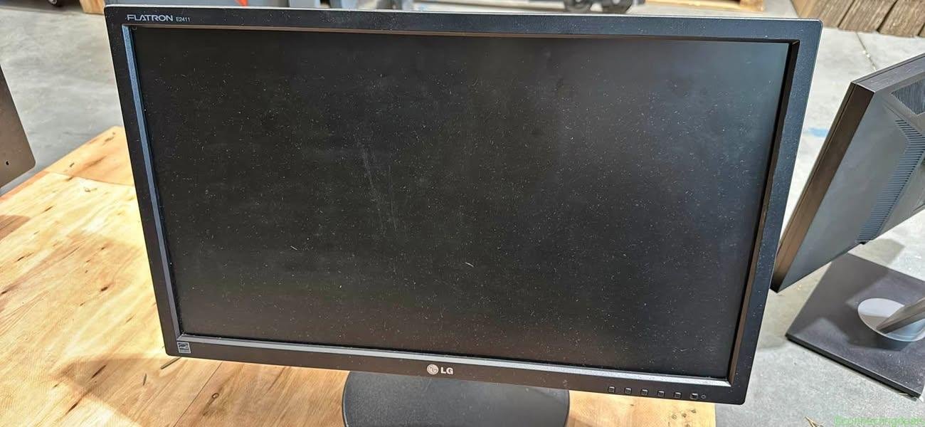 LG 24″ monitor E2411PU