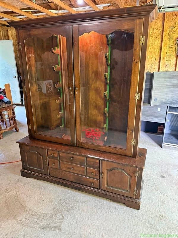 Locking cabinet