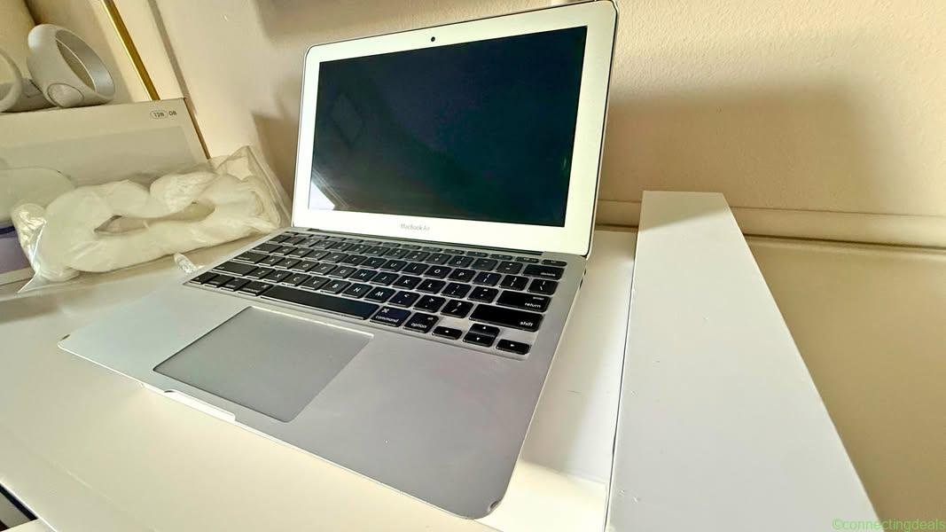 MacBook Air 13 inch-Lightweight & Works well!