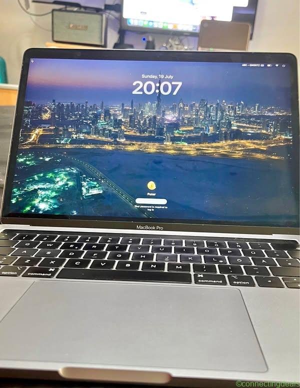 Macbook pro 2019 13 inch i5 16gb 256gb