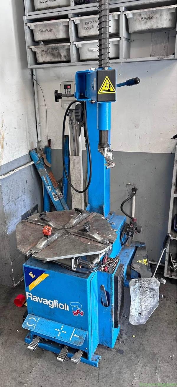 Machine à pneu