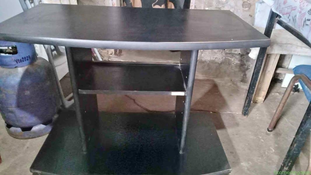 Mesita porta TV en perfecto estado, con rueditas