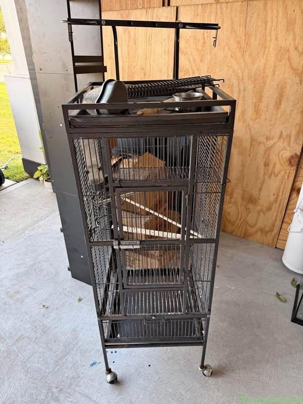 Metal bird cage