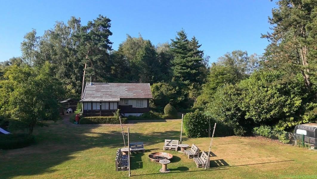 Mooi natuurdomein met vergunde chalet en vijver