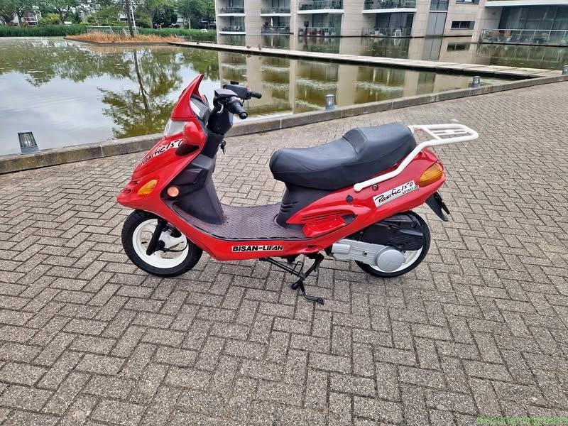 Motorfietsscooter merk bisan