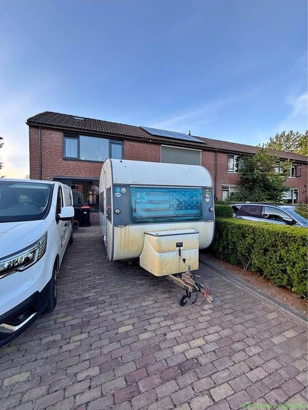 Nette Adria caravan voor festival of vakantie