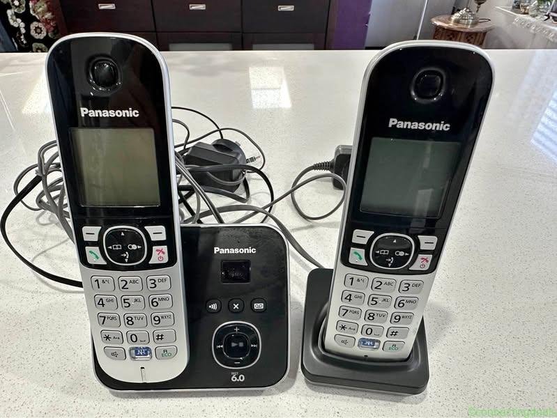 Panasonic cordless home phone with 2 handsets