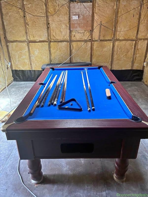 Pool table (6ft playing area