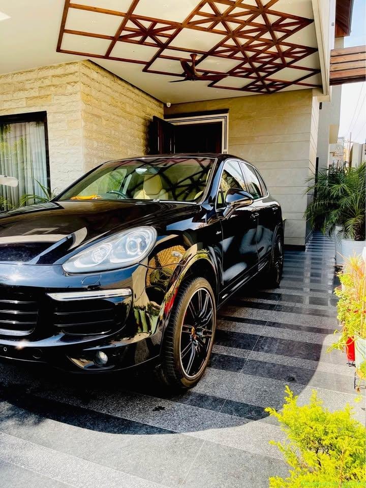 Porsche Cayenne ￼Platinum top variant