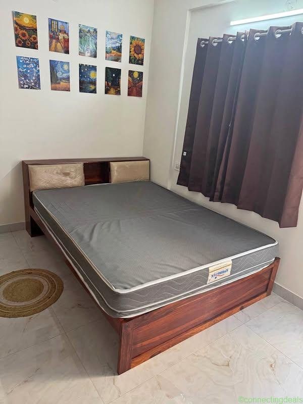 Queen Sized Bed Sheesham Wood, Honey Finishing