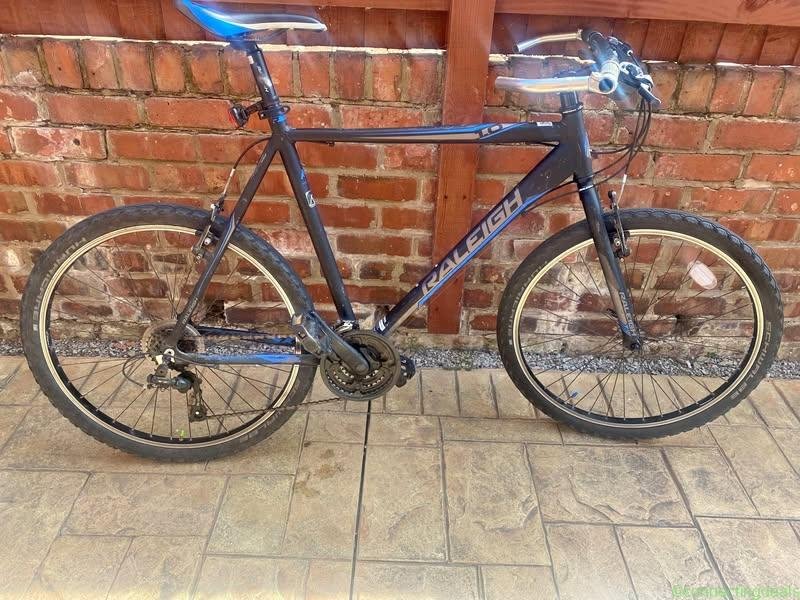 Raleigh Mountain Bike – Hybrid Bicycle Black and