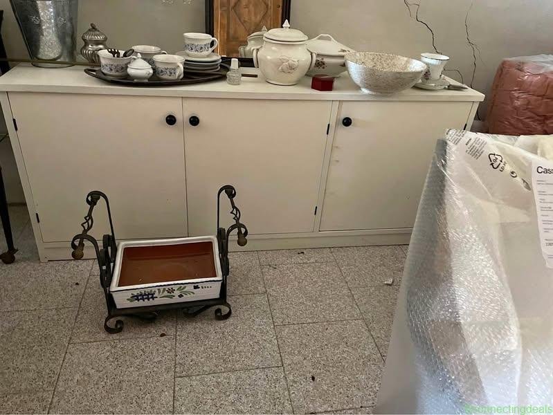 Regalo mobili armadio- tavolo rotondo in legno-