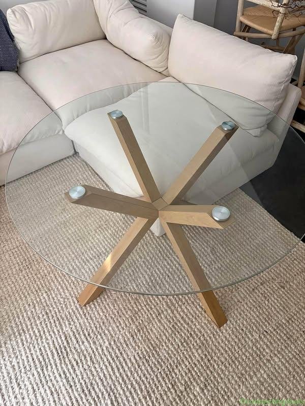 Round dining table