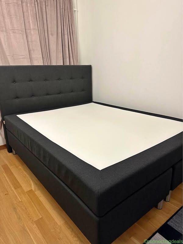 Säng, byrå, matbord och soffbord
