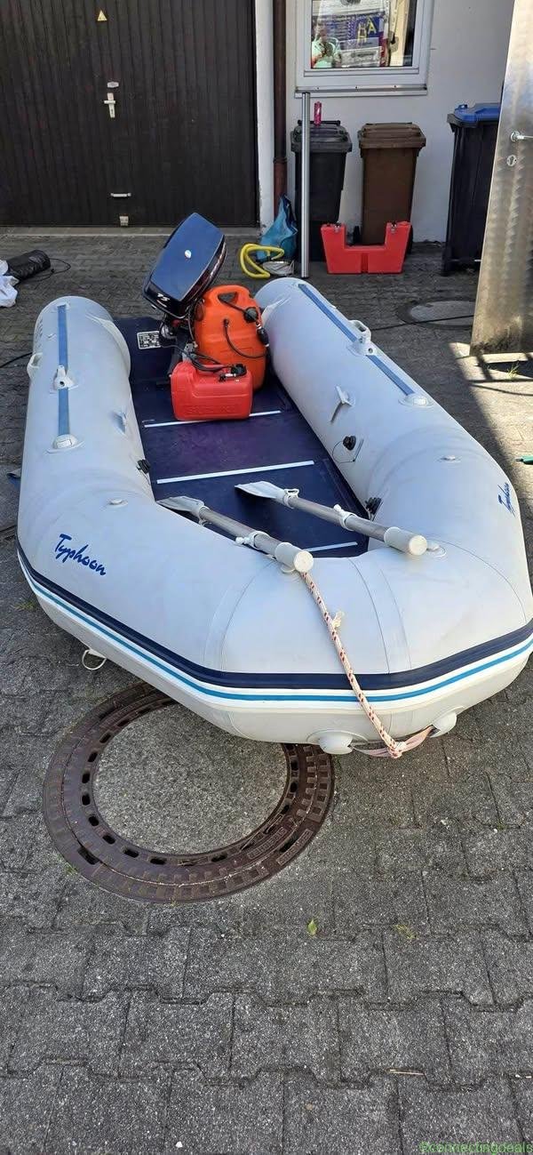 Schlauchboot mit Außenbordmotor