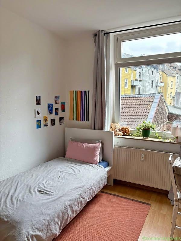 Schönes & helles Zimmer in dreier WG