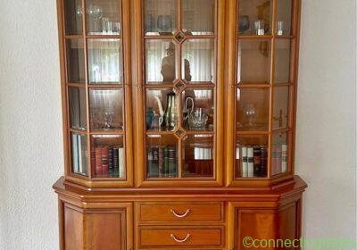Free ad: Schrank / Vitrine in Frankfurt. Schrank / Vitrine in Frankfurt