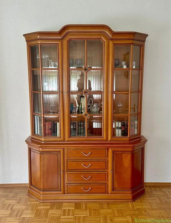 Schrank / Vitrine