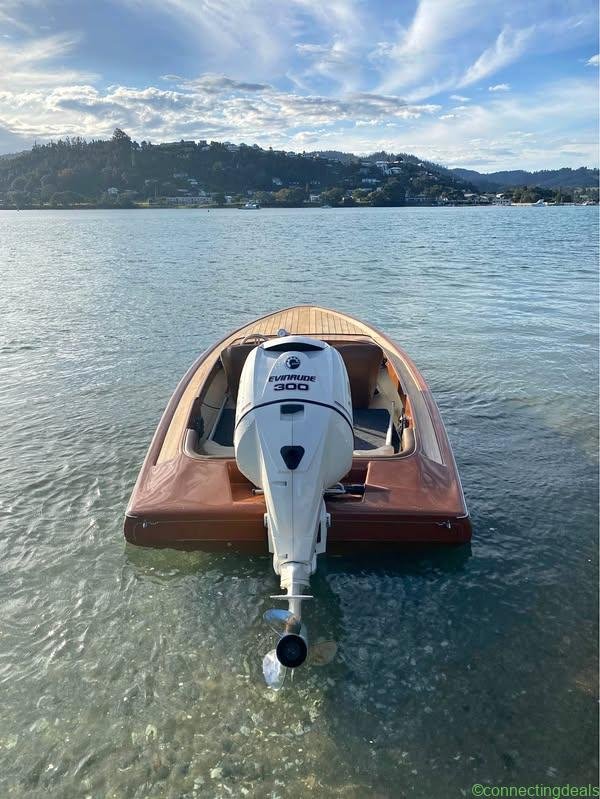 Ski boat