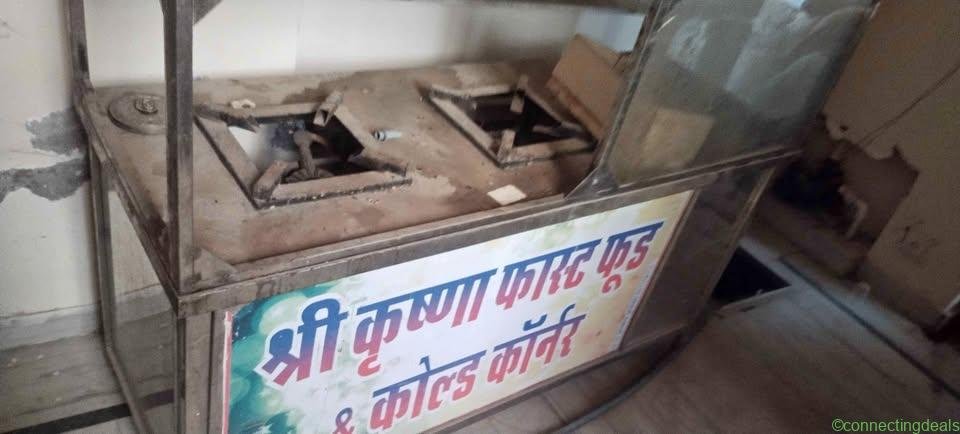 Steel ka counter hai do batti lagi hui hai aur