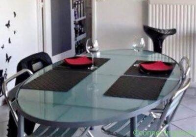 Table + chaises in Lyon