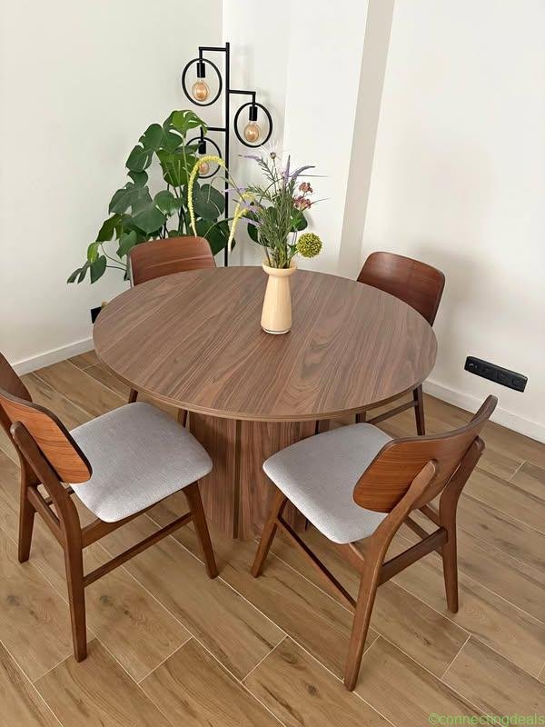 Tafel en stoelen