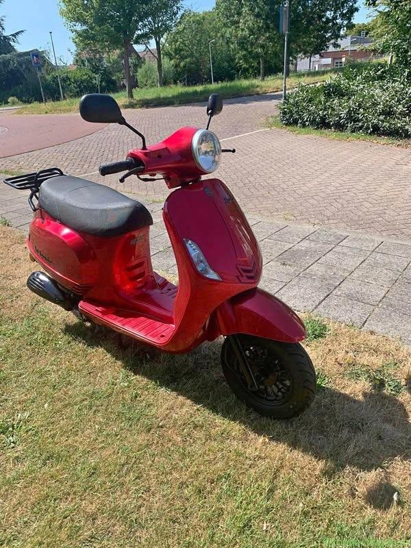 Te koop snorscooter