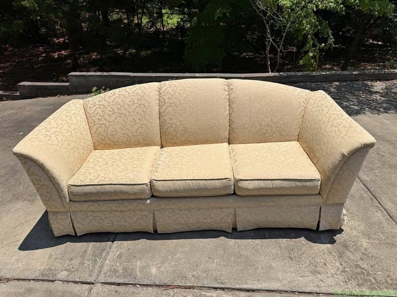 Traditional Yellow Broyhill Sofa Couch Sleeper w/