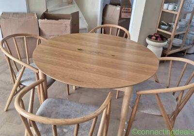 Free ad: Uitschuifbare eettafel met 4 stoelen in Amsterdam. Uitschuifbare eettafel met 4 stoelen in Amsterdam