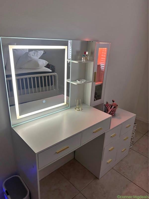 Vanity desk