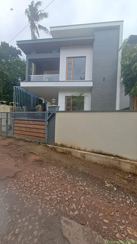 Vattiyoorkavu Moonammood 4 cent 1750 sqrft 3 bhk
