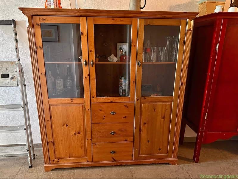 Vitrinenschrank mit Beleuchtung
