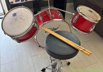 Free ad: Kids drum set and piano in Bakersfield. Kids drum set and piano in Bakersfield